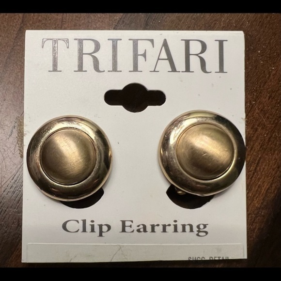 VINTAGE Trifari Gold Toned Clip On Earrings - Picture 1 of 2